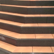 Treppe mit Gestaltungspflaster